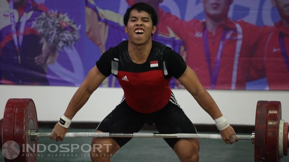 Lifter putra Indonesia  melakukan angkatan pada seleksi jelang Olimpiade Rio de Janeiro 2016.